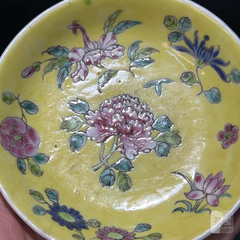 民国 黄地粉彩折枝花卉纹小盘 - 图5